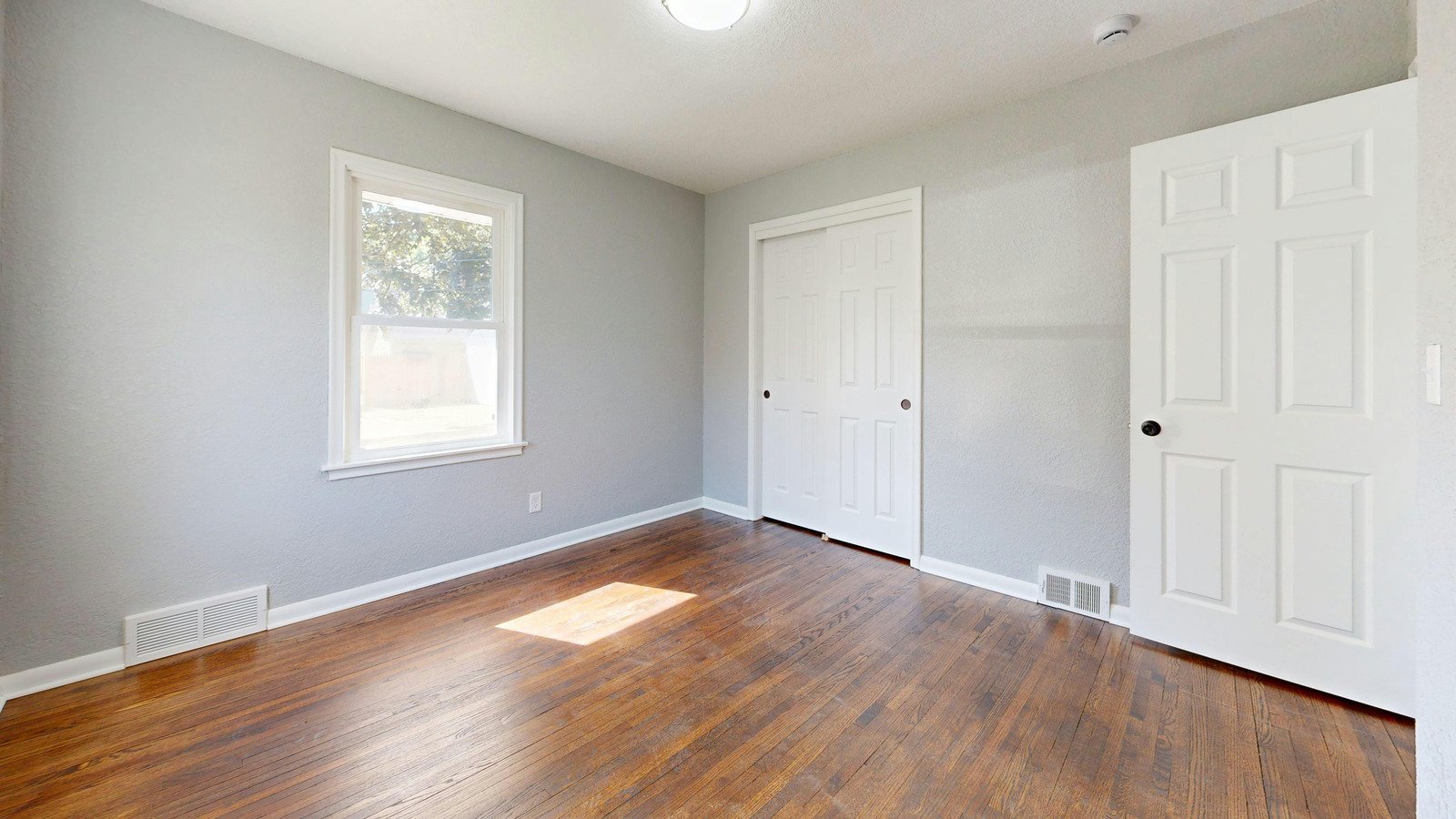 canva bright and empty room with hardwood floors MAG9V1PVc 4