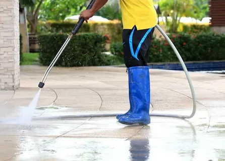 Why Homeowners in Choose Professional Pressure Washers Over DIY Methods 2 professional pressure washing driveway cleaning